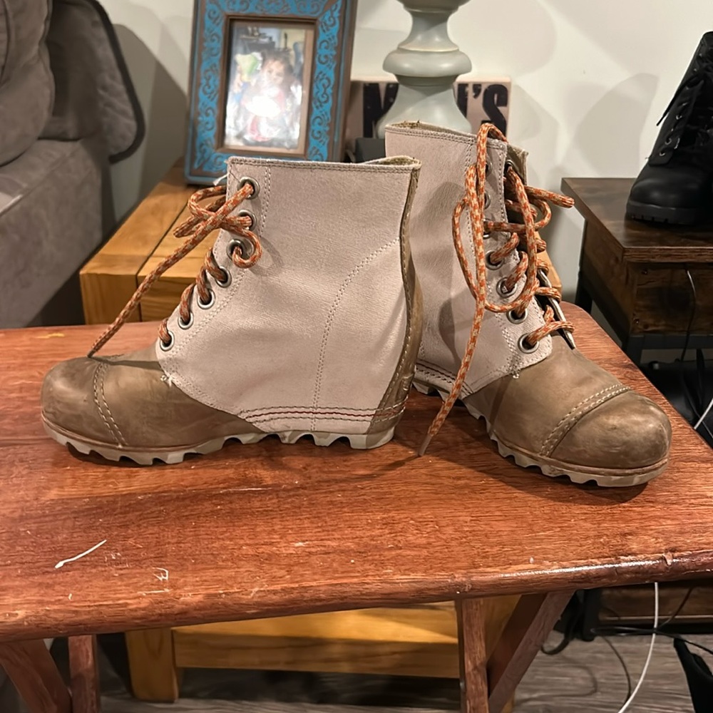 Sorel PDX great condition distressed leather waterproof wedge boots
